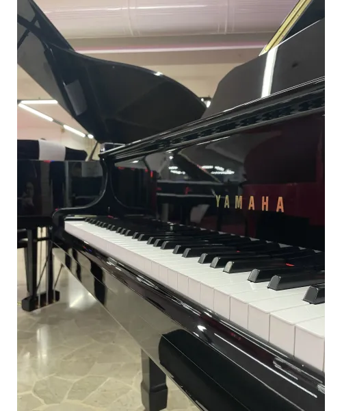 Half-tail piano YAMAHA C3 shiny black