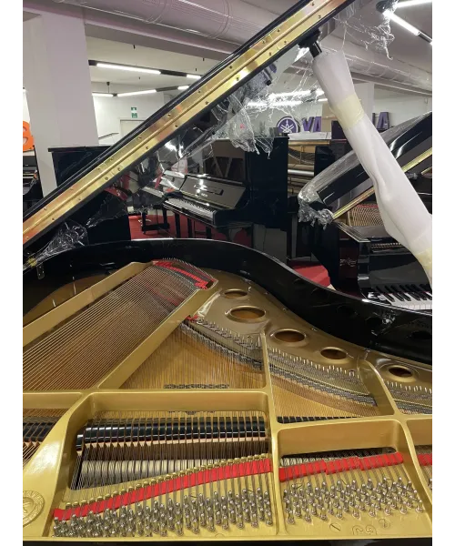 Half-tail piano YAMAHA C3 shiny black