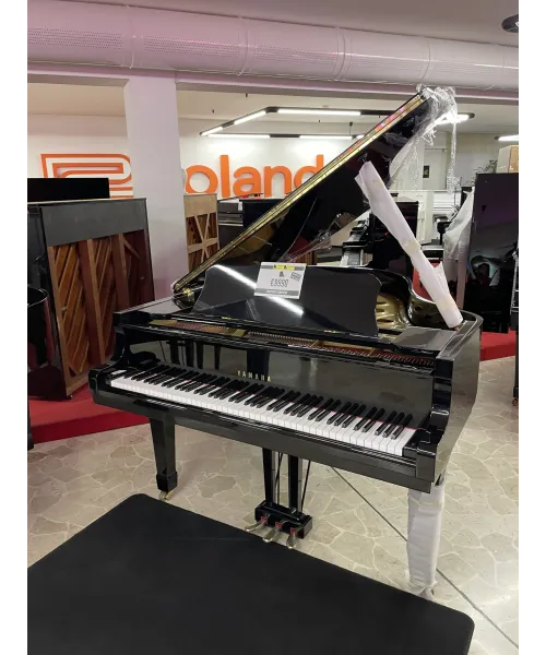 Half-tail piano YAMAHA C3 shiny black