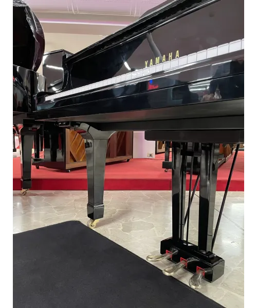 Half-tail piano YAMAHA C3 shiny black