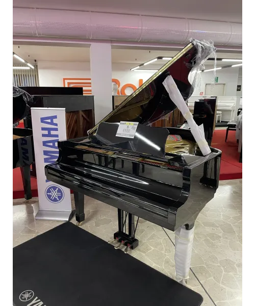 Half-tail piano YAMAHA C3 shiny black