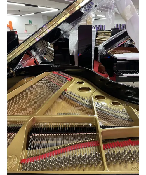 Half-tail piano YAMAHA C3 shiny black