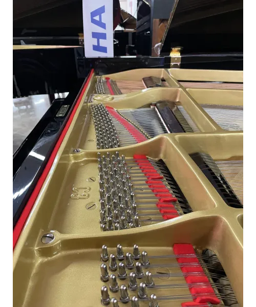 Half-tail piano YAMAHA C3 shiny black