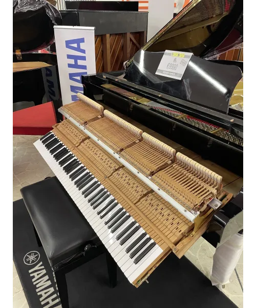 Half-tail piano YAMAHA C3 shiny black