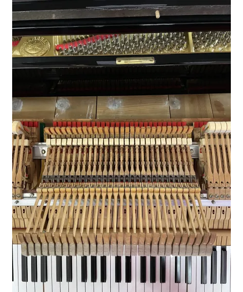 Half-tail piano YAMAHA C3 shiny black