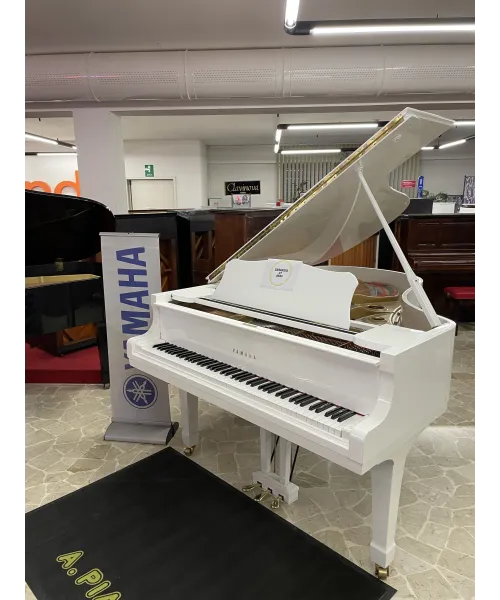 Half-tail piano YAMAHA C3 glossy white