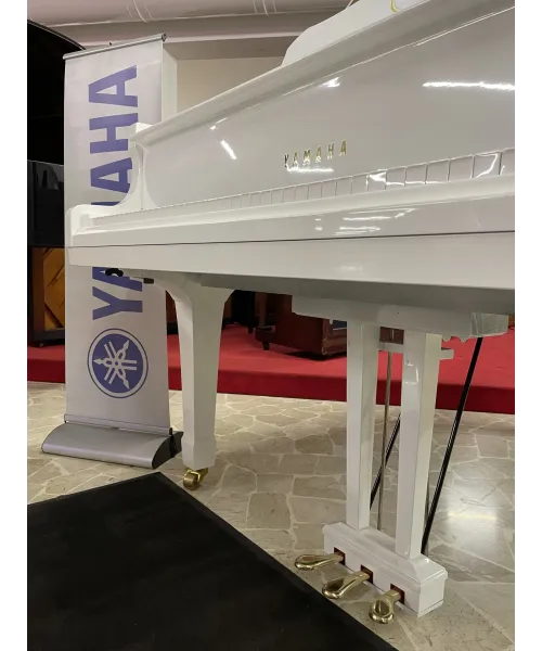 Half-tail piano YAMAHA C3 glossy white