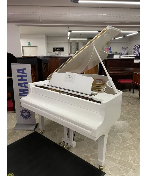 Half-tail piano YAMAHA C3 glossy white