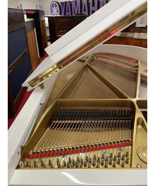 Half-tail piano YAMAHA C3 glossy white