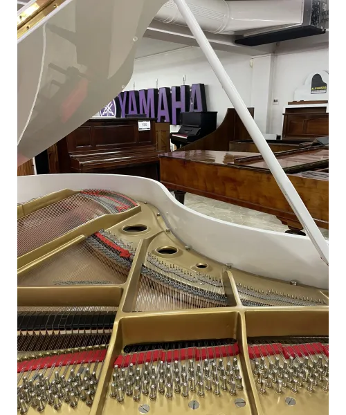 Half-tail piano YAMAHA C3 glossy white