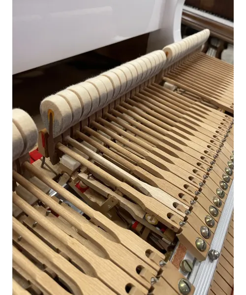 Half-tail piano YAMAHA C3 glossy white