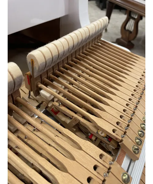 Half-tail piano YAMAHA C3 glossy white