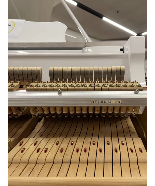 Half-tail piano YAMAHA C3 glossy white