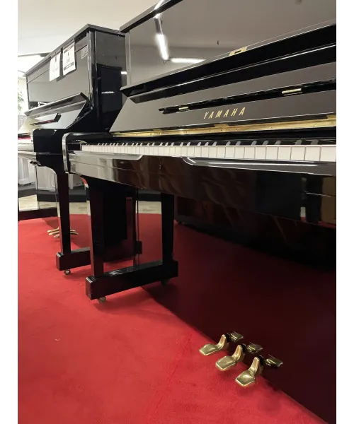 Vertical piano YAMAHA U1 glossy black