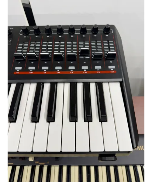 Akai-mpk-249-packaging