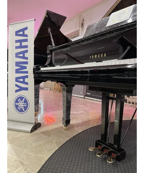 tail piano Yamaha C7 shiny black