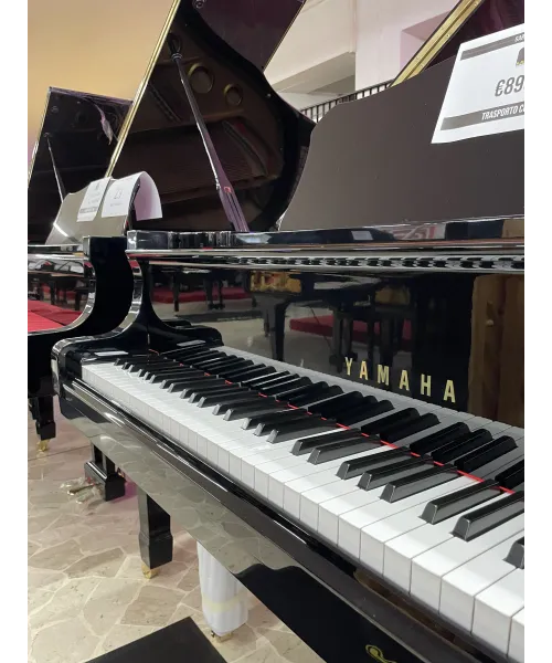 Half-tail piano YAMAHA G3 glossy black