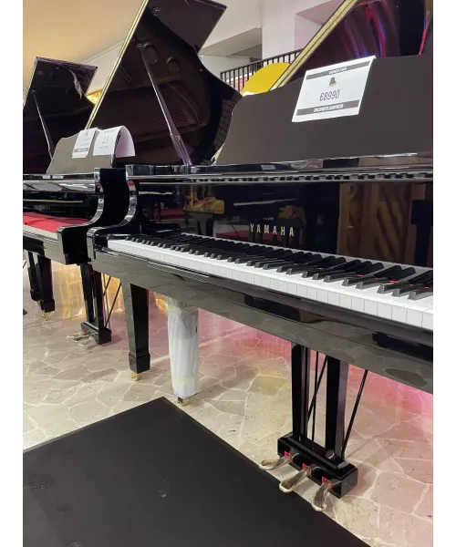 Half-tail piano YAMAHA G3 glossy black