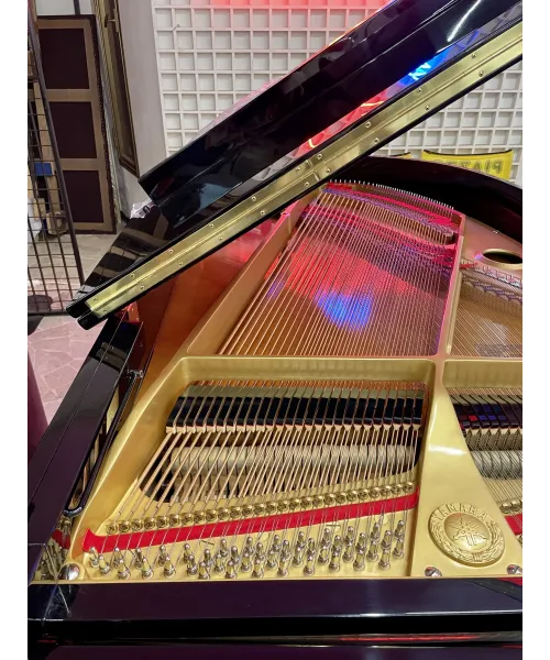 Half-tail piano YAMAHA G3 glossy black