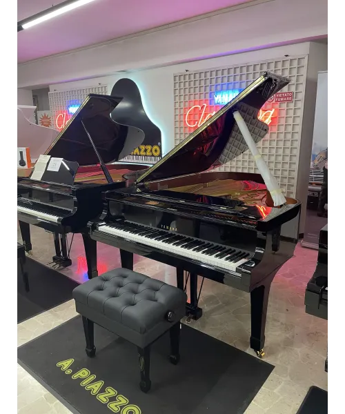 Half-tail piano YAMAHA C5 black
