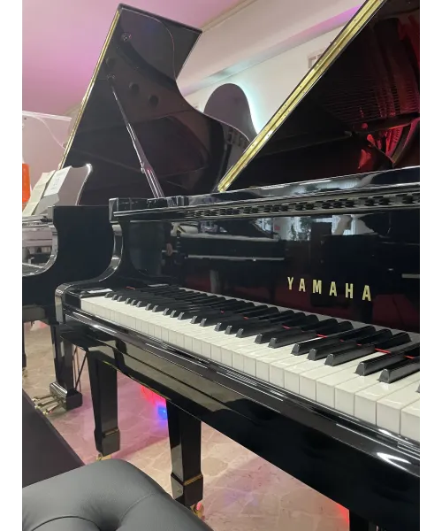 Half-tail piano YAMAHA C5 black