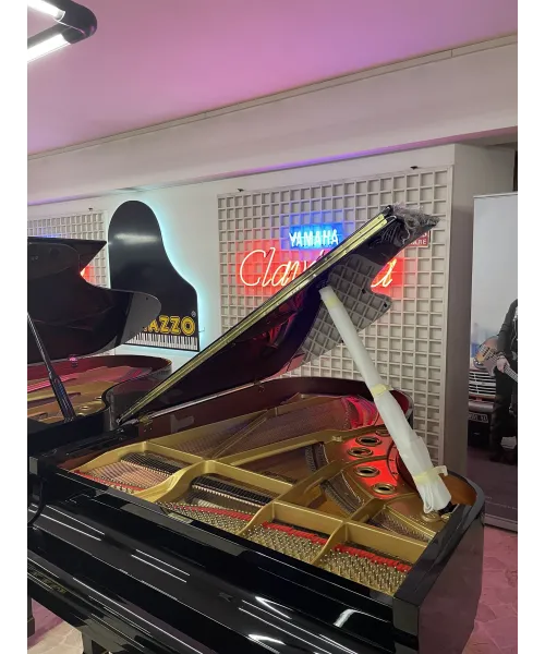 Half-tail piano YAMAHA C5 black