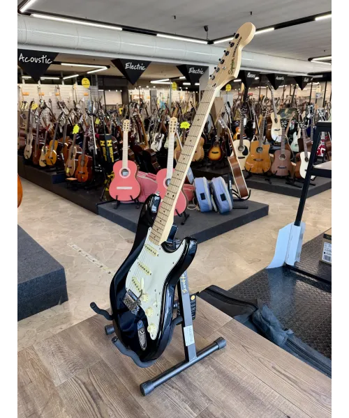 assemblato-squier-stratocaster-black