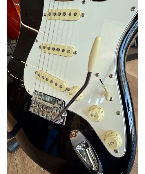 assemblato-squier-stratocaster-black