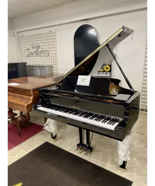 half-tailed piano Yamaha C3 black