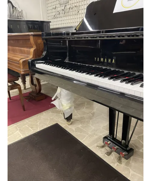 half-tailed piano Yamaha C3 black