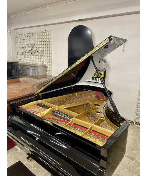 half-tailed piano Yamaha C3 black