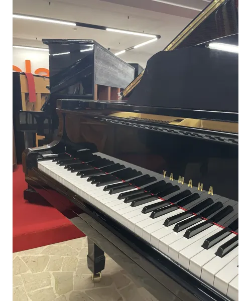 half-tailed piano Yamaha C3 black