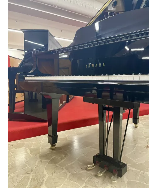 half-tailed piano Yamaha C3 black