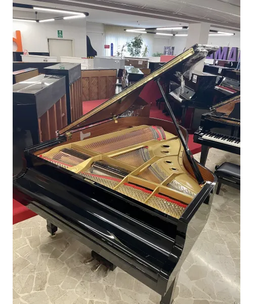 half-tailed piano Yamaha C3 black