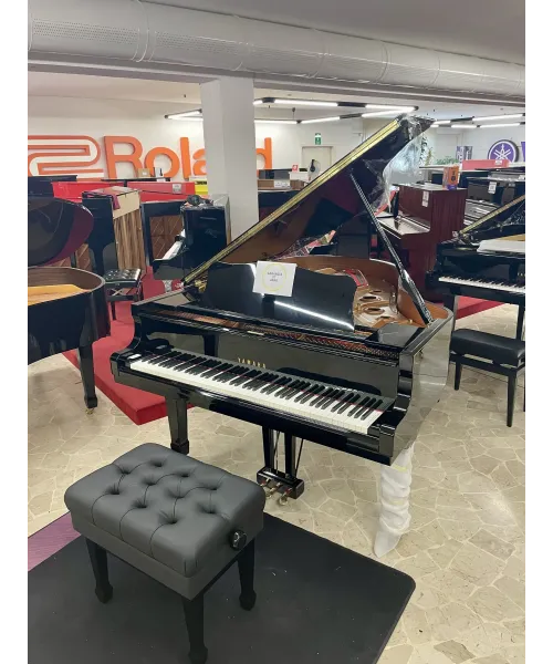 half-tailed piano Yamaha C3 black