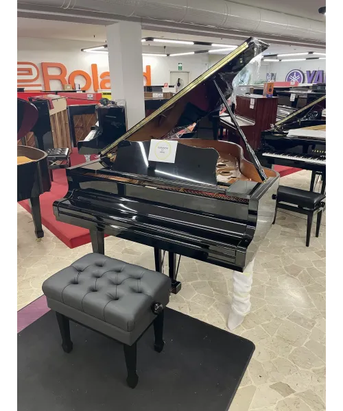 half-tailed piano Yamaha C3 black