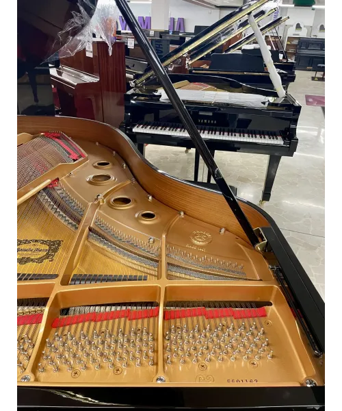 half-tailed piano Yamaha C3 black