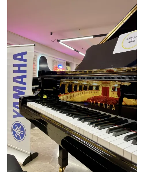 half-tailed piano Yamaha C7 glossy black