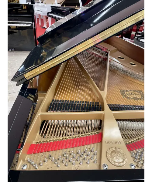 half-tailed piano Yamaha C7 glossy black
