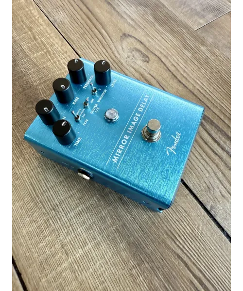 fender-mirror-image-delay-packaging