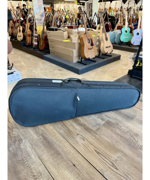 violin-of-liuteria-type-Stradivari-1730-custody-and-bow