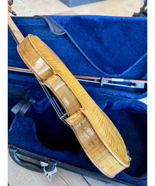 violin-of-liuteria-type-Stradivari-1730-custody-and-bow