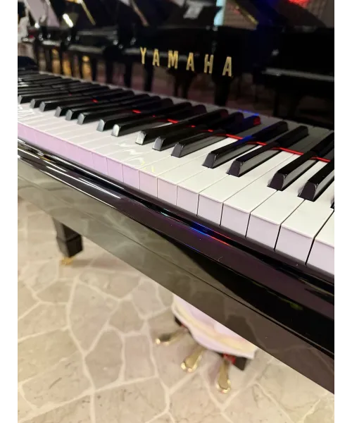 Half tail piano Yamaha mod. G5 glossy black