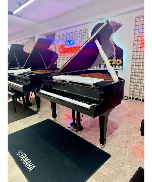 Half tail piano Yamaha mod. G3 glossy black