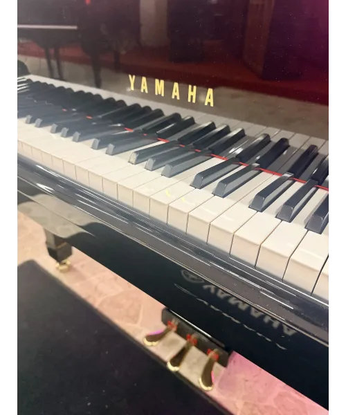 Half tail piano Yamaha mod. G3 glossy black
