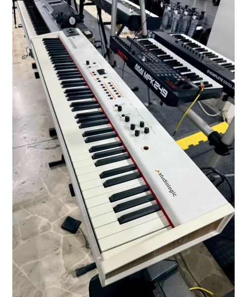 studiologic-numa-stage-borsa